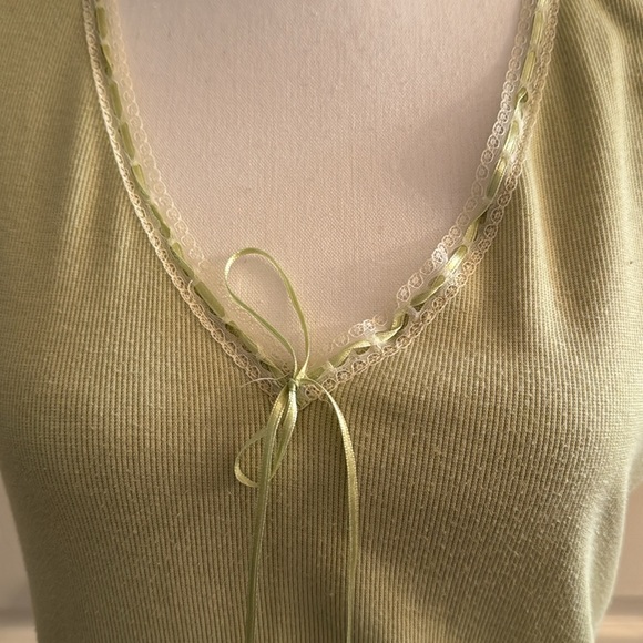 ⭐️ NEW YORK & COMPANY - Green Sleeveless Top - Size Large - Picture 2 of 10